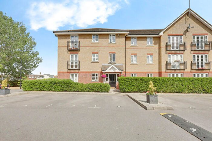 2 Bedroom Apartment For Sale In Ensign Close, Leigh-on-sea, SS9