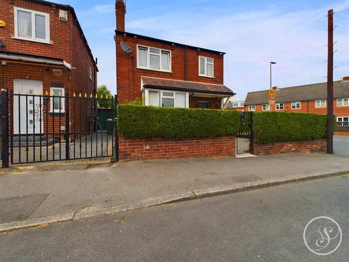 3 Bedroom Detached House For Sale In Conway Place, Leeds, LS8