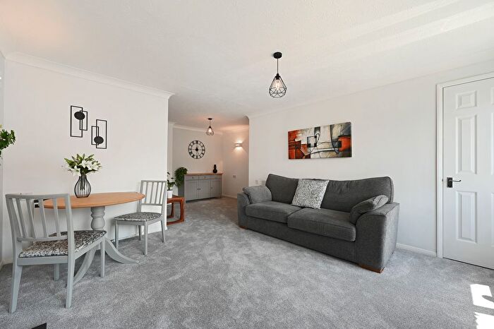 1 Bedroom Flat For Sale In Magnolia Court, Auriol Drive, Uxbridge, UB10
