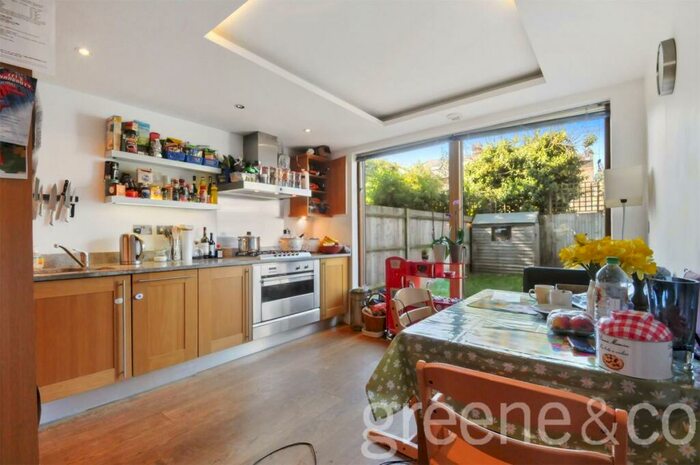 3 Bedroom Flat To Rent In Aubrey Road London, N8
