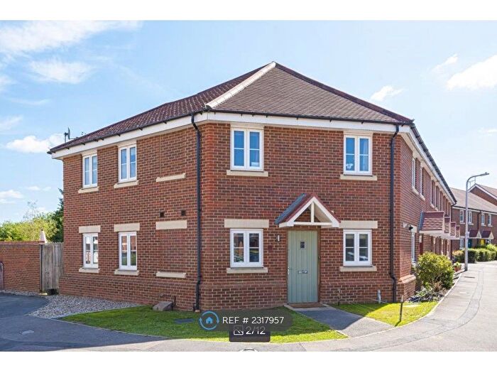 3 Bedroom End Of Terrace House To Rent In Wheatsheaf Close, Wokingham, RG41