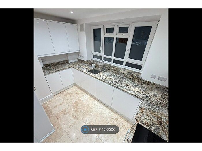3 Bedroom Flat To Rent In Darlington House, London, SW8