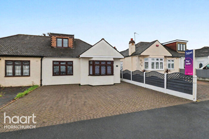 3 Bedroom Chalet For Sale In Kenilworth Gardens, Hornchurch, RM12