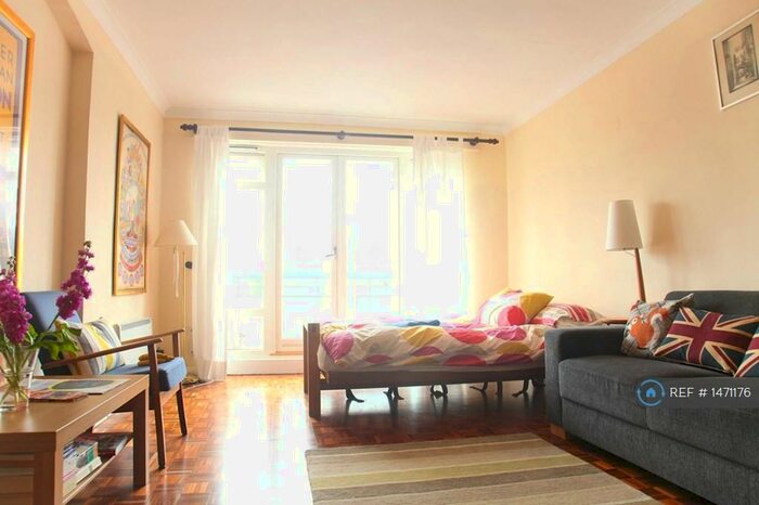 3 Bedroom Flat To Rent In Phoenix Court, London, NW1