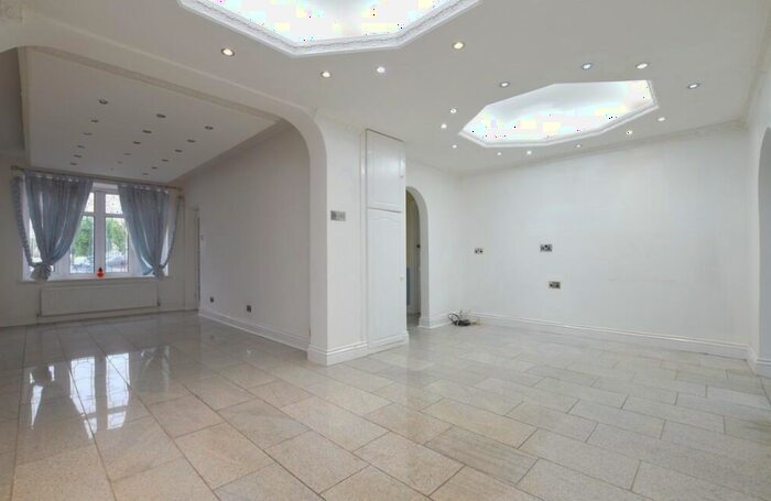 5 Bedroom Terraced House To Rent In Longwood Gardens, Ilford, IG5