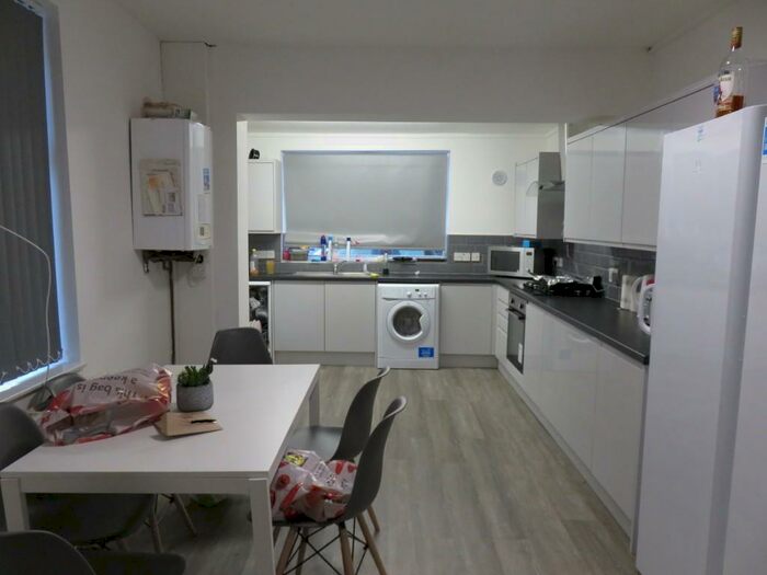 6 Bedroom End Of Terrace House To Rent In Teversal Avenue, Nottingham, NG7