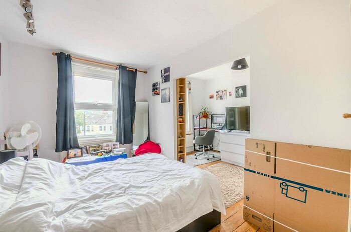 2 Bedroom Flat To Rent In Battersea Park Road, Clapham Junction, London, SW11