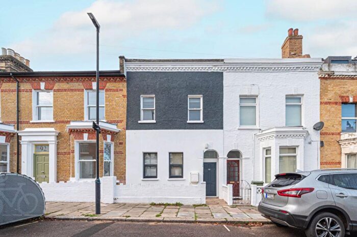 2 Bedroom Flat To Rent In .Hinton Road, Herne Hill, London, SE24