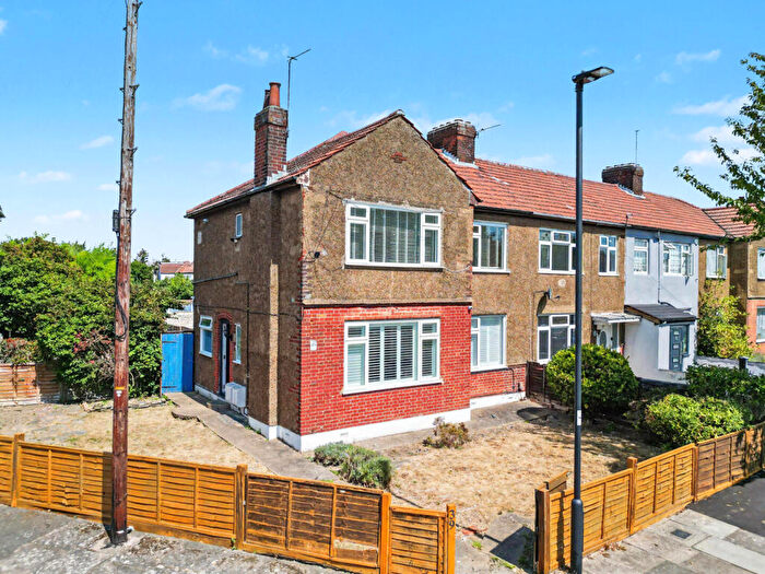 2 Bedroom Maisonette For Sale In Lincoln Way, Enfield, EN1