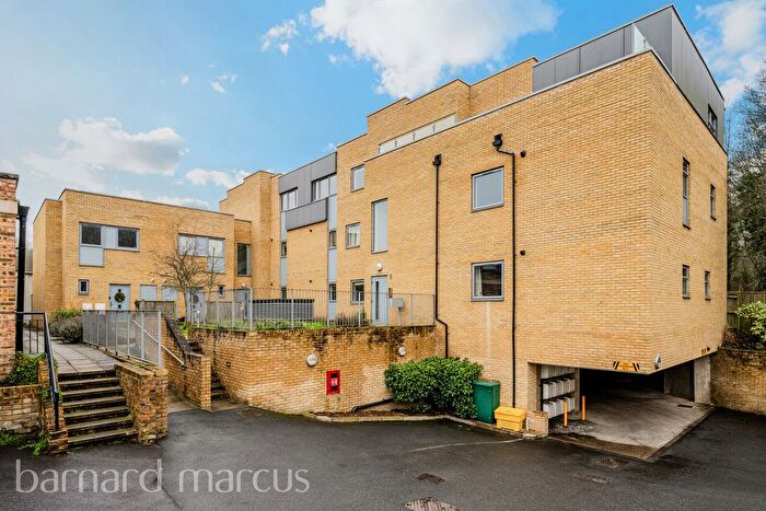 2 Bedroom Flat To Rent In Woodcote Side, Epsom, KT18