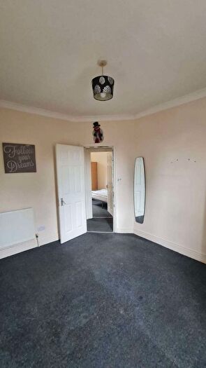 Semi-Detached House To Rent In Davis Street, London, E13