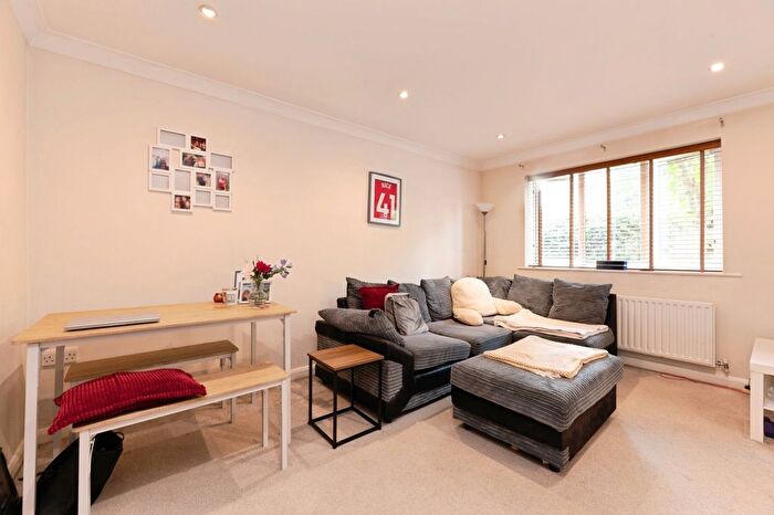 1 Bedroom Flat For Sale In Woodfield Road, Thames Ditton, Surrey, KT7