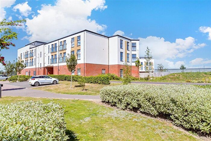 2 Bedroom Flat For Sale In Longacres Way, Chichester, West Sussex, PO20