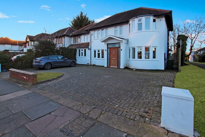 4 Bedroom Semi-Detached House To Rent In Mill Hill, NW7