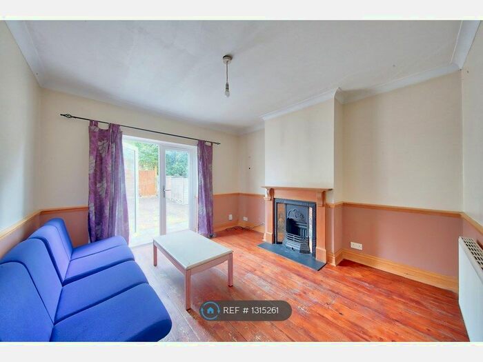 4 Bedroom Semi-Detached House To Rent In Hardman Road, Kingston Upon Thames KT2