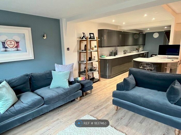 2 Bedroom Flat To Rent In Wapping Lane, London, E1W