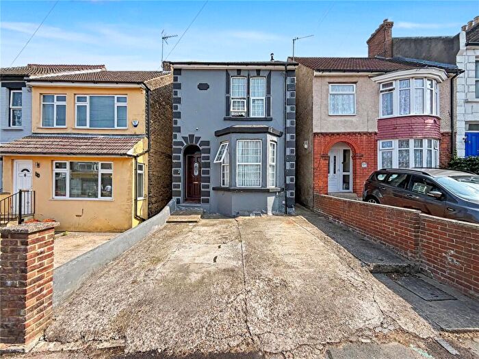 4 Bedroom Detached House For Sale In Napier Road, Gillingham, Kent, ME7