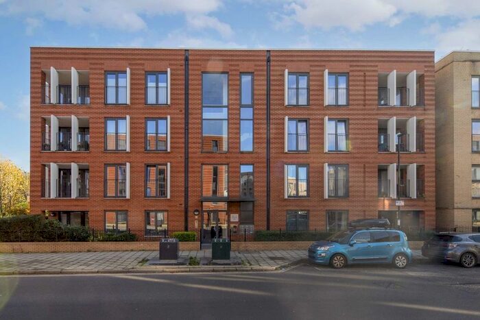 3 Bedroom Flat To Rent In Akerman Road, London, SW9