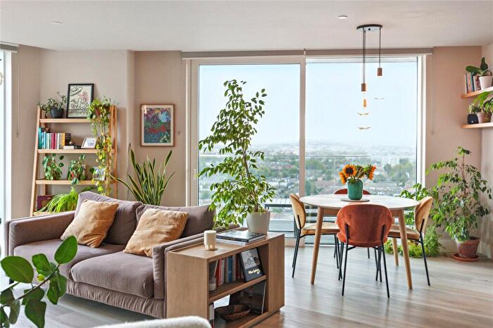 2 Bedroom Apartment For Sale In Daneland Walk, London, N17