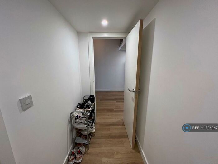 2 Bedroom Flat To Rent In Metro Court, West Bromwich, B70