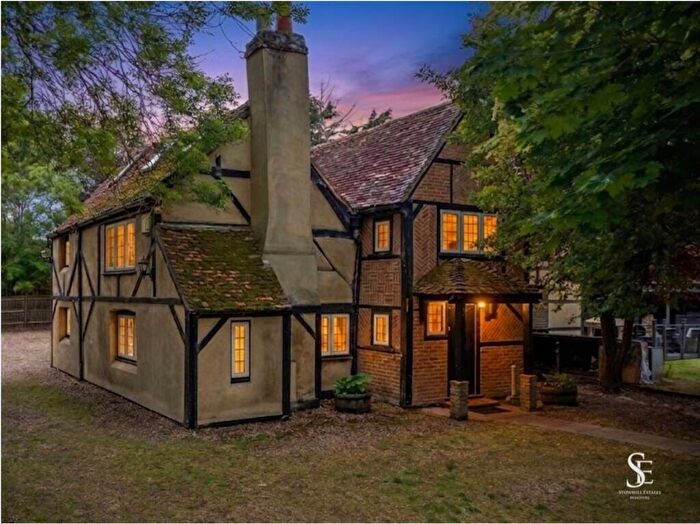 5 Bedroom Detached House For Sale In Hinton Road, Hurst, RG10