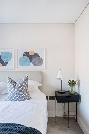 2 Bedroom Flat To Rent In Dyer's Buildings, London, EC1N