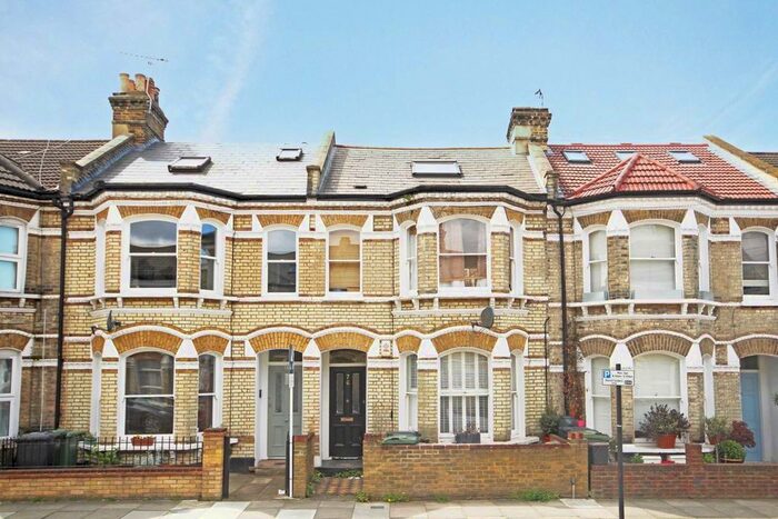 3 Bedroom Flat To Rent In Ballater Road, London, SW2