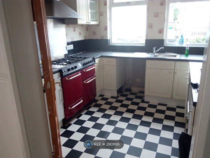 3 Bedroom Semi-Detached House To Rent In Fieldview Close, Port Clarence, TS2