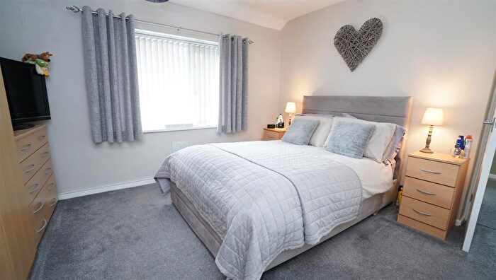3 Bedroom Town House For Sale In Farm Hill Road, Idle, Bradford, BD10
