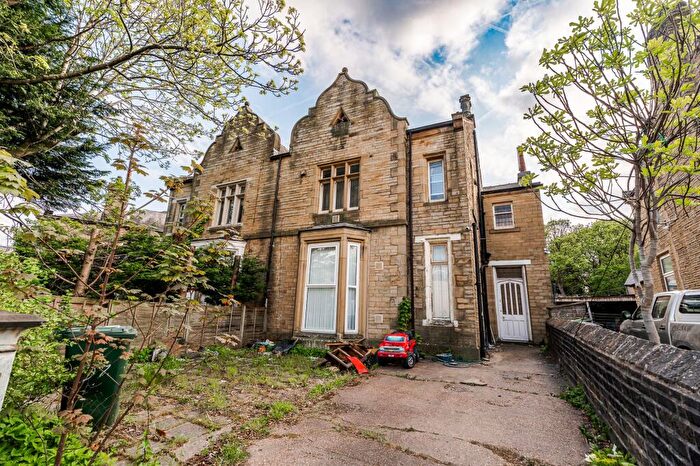 5 Bedroom Semi Detached House For Sale In New North Road, Huddersfield, HD1