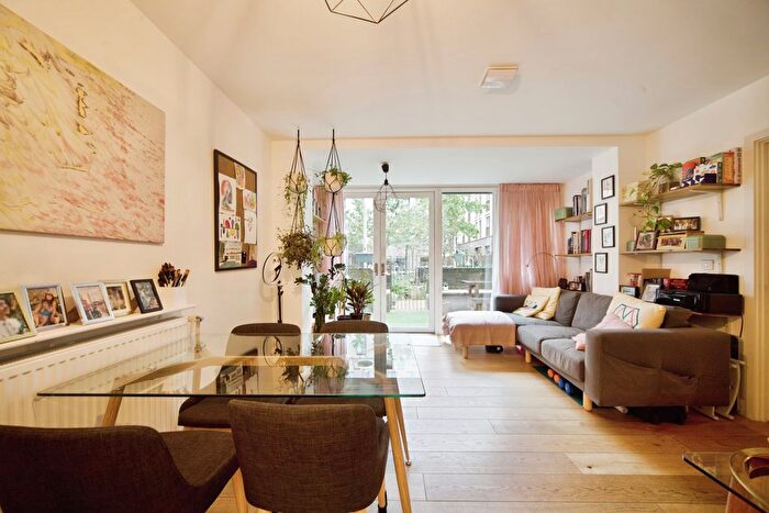 2 Bedroom Flat For Sale In Brownswood Road, London, N4