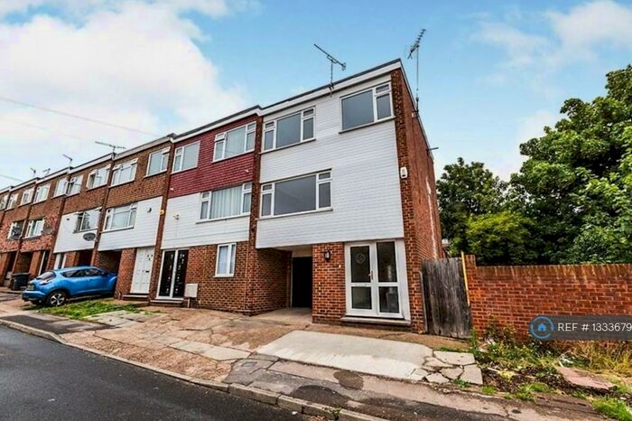 3 Bedroom End Of Terrace House To Rent In Havengore Avenue, Gravesend, DA12