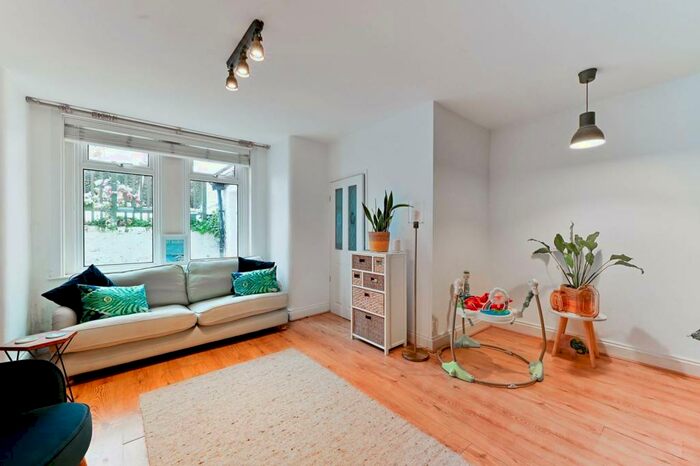 2 Bedroom Flat To Rent In Croydon Road, London, , Penge, London, SE20