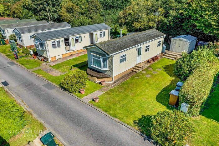 1 Bedroom Mobile/park Home For Sale In Newlands Park, Bedmond Road, Abbots Langley, WD5