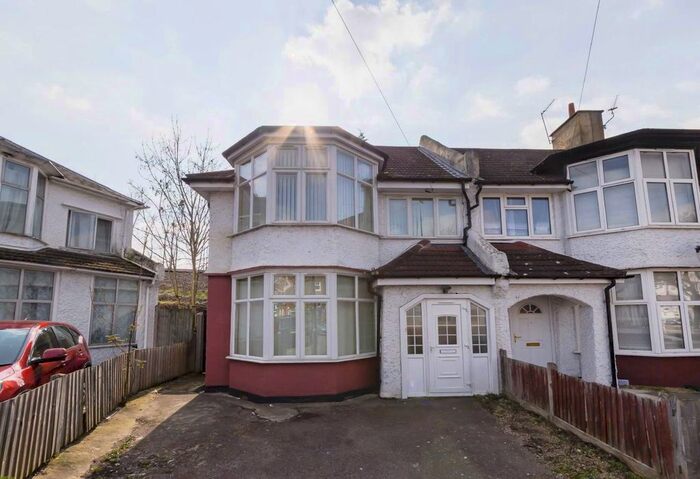 3 Bedroom Semi-Detached House To Rent In Acacia Road, London, SW16