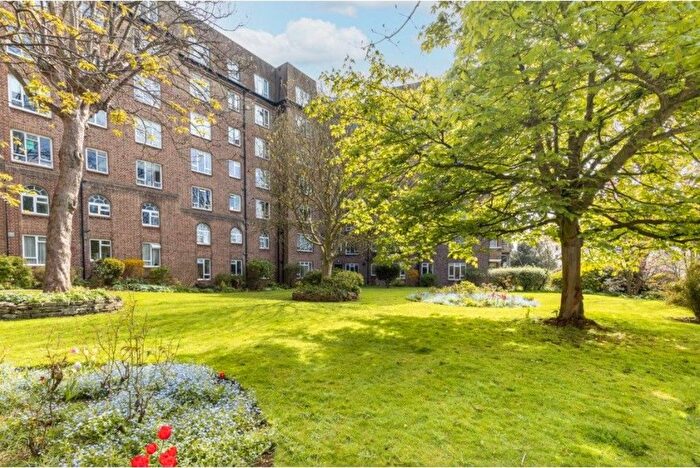 2 Bedroom Flat For Sale In Furze Hil, Hove, BN3