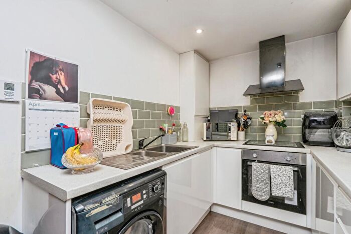 2 Bedroom Flat For Sale In Highfield Parade, Waterlooville, Hampshire, PO7