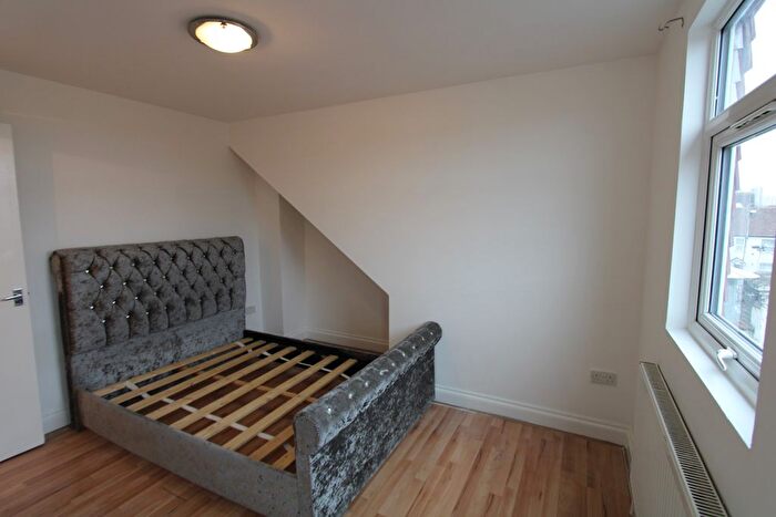 3 Bedroom Flat To Rent In Woodside Green, London, SE25