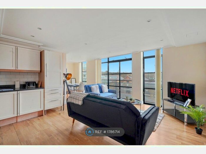 2 Bedroom Flat To Rent In Town Meadow, Brentford, TW8