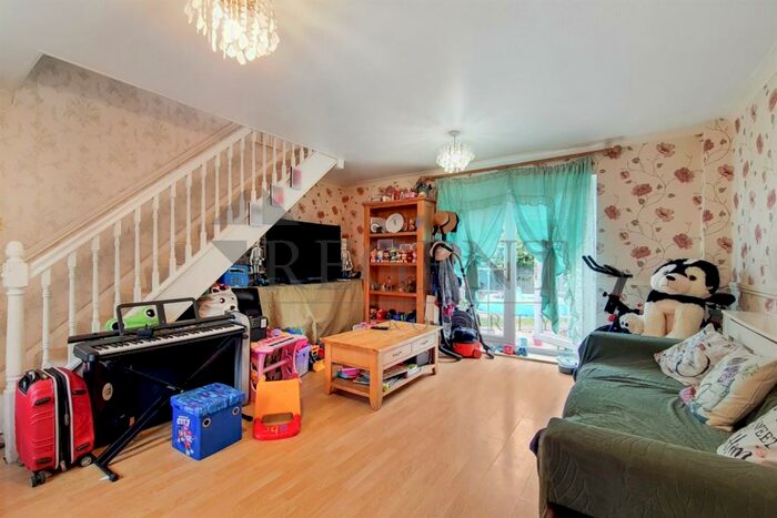 3 Bedroom Semi-Detached House To Rent In Shipwright Road, Southwark, SE16