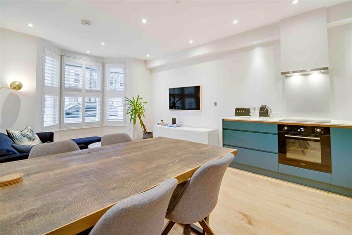 2 Bedroom Maisonette For Sale In Sherbrooke Road, London, SW6