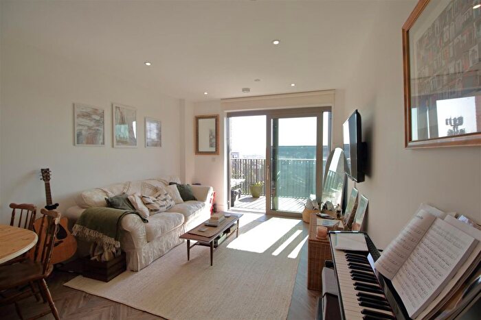 1 Bedroom Flat To Rent In Regal Court, Brixton, SW2