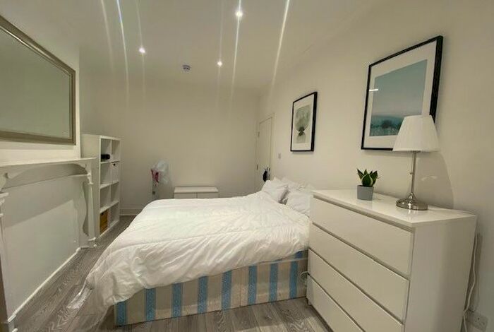 3 Bedroom Flat To Rent In Rannoch Road, Hammersmith, W6