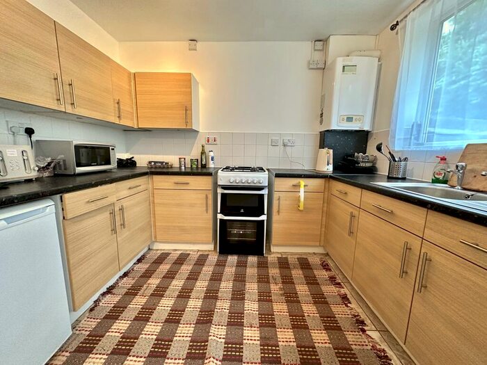 3 Bedroom House To Rent In Harvest Road, Smethwick, B67