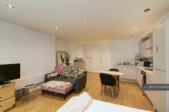 Studio To Rent In Roman Road, London, E2