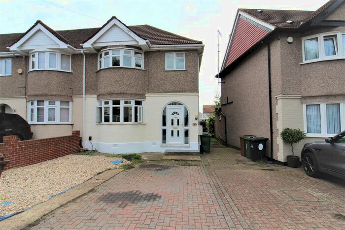 4 Bedroom Semi-Detached House To Rent In New Road, Chingford, E4