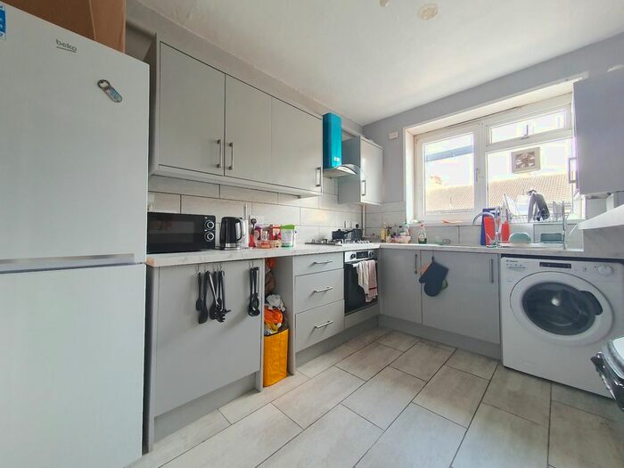 2 Bedroom Flat To Rent In Malcolm Road, Bethnal Green, London, E1