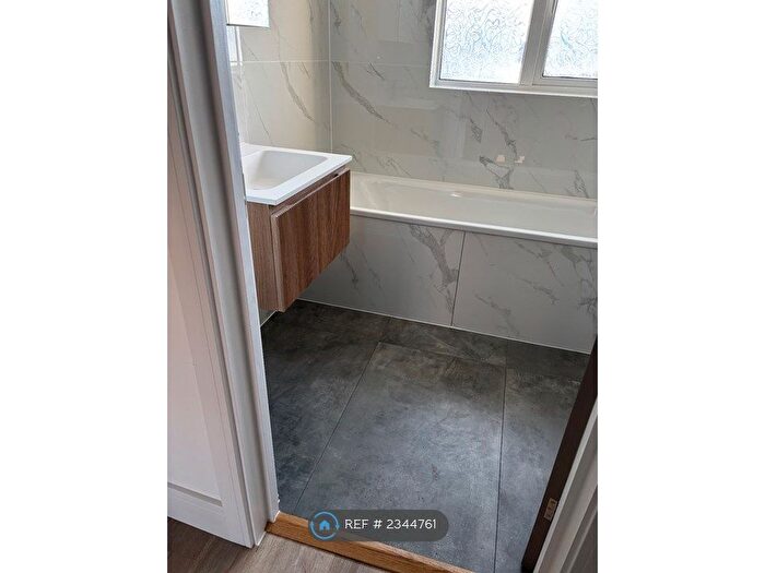 3 Bedroom Flat To Rent In Monkville Parade, London, NW11