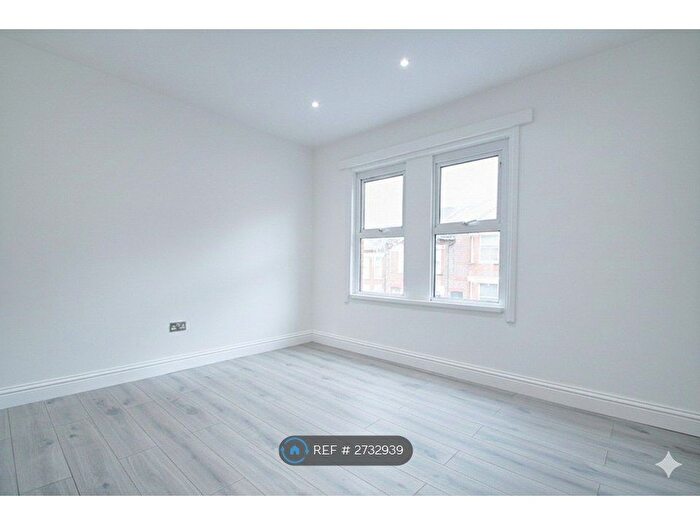 3 Bedroom Terraced House To Rent In Russell Rise, Luton, LU1