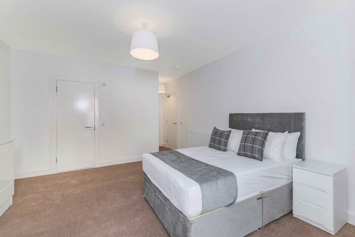 1 Bedroom Flat To Rent In Princes Street (Room ), New Town, Edinburgh, EH2